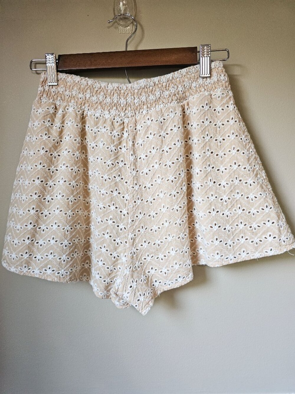 KIRIOUS Eyelet Lace Shorts Beige Tie Waist Boho Summer Size S - Picture 2 of 4